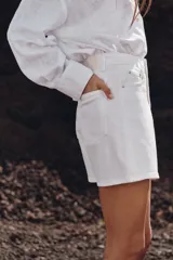 Shorts de jean tiro alto con diseño mom fit, cinco bolsillos y cierre frontal con cremallera y botón.