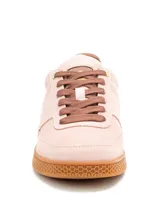 Championes Cat modelo Pause Retro, de diseño clásico y versátil. Presentan una capellada de gamuza en tono rosado con detalles en marrón, cordones al tono y suela de goma con textura de panal y logo grabado.
