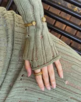 Anillo de diseño artesanal con estructura entrelazada de líneas irregulares y acabado orgánico. Pieza ajustable fabricada en metales nobles.