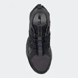 Championes New Balance modelo Tektrel, color negro, con capellada de malla y gamuza, sistema de cordones dinámico y suela robusta con tacos AT Tread para tracción versátil.