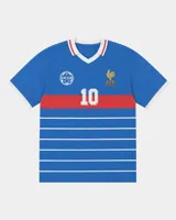 Remera de fútbol inspirada en la selección de Francia, de color azul con franjas horizontales blancas y una franja roja en el pecho, cuello en V blanco y dorsal 10 en la parte frontal.