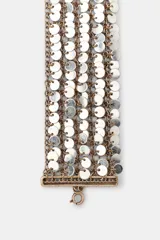 Pulsera ancha compuesta por múltiples filas de cadenas doradas y lentejuelas plateadas, con cierre de mosquetón y cadena de alargue.