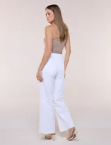 Pantalón de denim blanco de tiro alto y corte wide leg, con bolsillos diagonales decorados con botones metálicos a los lados y piernas de caída recta.