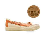 Zapato casual tipo mocasín de lona beige con detalles en cuero tostado, ojales metálicos, cordón decorativo en el empeine y suela de goma.