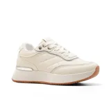 Championes urbanos color beige con diseño acolchado, detalles dorados y suela blanca con base rosa.