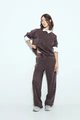 Pantalón de jogging verde con efecto lavado, corte recto y cintura elástica.