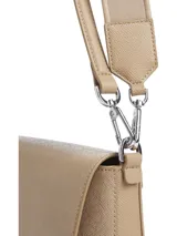 Cartera de hombro Calvin Klein color beige con estampado del logo de la marca. Tiene correa de hombro ajustable y correa bandolera ancha.