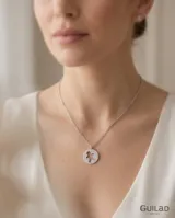 Collar de plata 925 con cadena fina y dije circular pavé con circonias, que presenta un diseño calado en forma de silueta de niño.