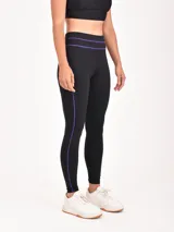 Calza deportiva negra con detalles de líneas finas en color fucsia en la cintura y los laterales.