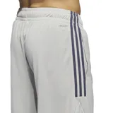 Short deportivo Adidas Basketball Legends color gris con tres tiras verticales azules a los costados.