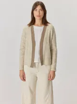 Saco abierto de punto fino, con diseño de textura sutil y bordes en contraste de color marrón. Presenta mangas largas y un corte recto y cómodo.