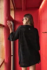 Camisa tejida en hilo de algodón, color negro, con calce oversize y largo medio. Diseño de rayas caladas y botones de distintos colores.