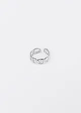 Anillo plateado con diseño de eslabones y talle ajustable.