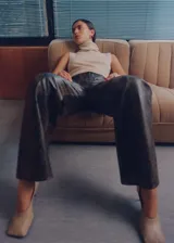 Pantalón de tiro medio con diseño recto y largo, confeccionado en material con efecto piel de serpiente. Cuenta con cierre delantero de cremallera y botón, trabillas para cinturón y bolsillos laterales.