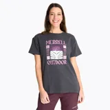 Remera de manga corta color gris oscuro con cuello redondo. Presenta un estampado gráfico central en tonos violeta, rosa y blanco con la inscripción 'MERRELL OUTDOOR' y 'LIFE IS NOW'.