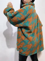 Saco de peluche con cuello camisero, estampado con diseño geométrico en tonos verde y terracota.