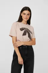 Remera de algodón con cuello redondo a la base y mangas cortas. Presenta un diseño holgado con estampado frontal en forma de estrella que incluye la frase The Rockstar.