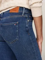 Pantalón de jean azul de corte skinny y tiro alto.