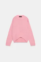 Sweater de punto color rosado con cuello redondo y manga larga, de bajo asimétrico con acabados en rib.
