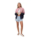 Campera deportiva Rusty Wander, color rosa y azul marino, con cierre frontal, bolsillos laterales y cordón ajustable en la cintura.