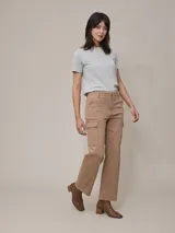 Remera blanca de algodón con cuello redondo y logo pequeño bordado en el pecho.