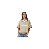 Remera polo de manga corta de Eme Studios en color taupe, con cuello y solapa blancos, detalles en bordó en las mangas y el cuello, y estampado gráfico frontal con logo.