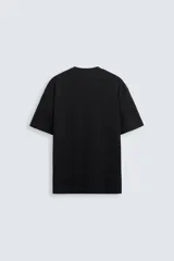 Camiseta celeste de corte holgado, cuello redondo y manga corta.