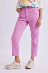Pantalón mom fit de color rosado, confeccionado en denim, con tiro alto y corte relajado en la pierna.