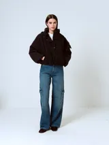 Campera puffer negra con diseño matelaseado de rombos, cuello alto y cierre con botones a presión.