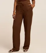 Pantalón marrón de poliéster y elastano, corte recto, cintura elástica con cordón y textura.
