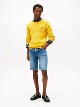 Bermuda de jean de corte recto con diseño clásico de cinco bolsillos, cierre de botón y cremallera, confeccionada en una mezcla de algodón BCI y algodón reciclado.