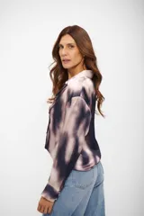 Camisa de manga larga con cuello camisero y estampado abstracto en tonos azul oscuro y rosado pálido.