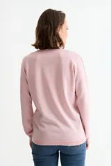 Sweater de punto fino en color gris con acabado metalizado, de corte recto, cuello redondo y manga larga.