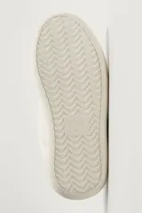 Zapatilla acolchada con cordones, parte superior de diseño en piezas combinadas y suela con volumen.
