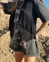 Chaleco negro de cuero vacuno con flecos largos en el frente y espalda.