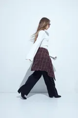 Jean de corte recto y calce relajado color negro, confeccionado en denim estructurado, con detalles de tachas metálicas plateadas en los laterales.