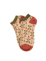 Medias cortas de algodón con estampado de corazones y flores en tonos beige, verde y rojo.