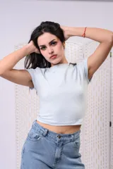 Remera básica de algodón suave y elastizado color amarillo, de corte entallado tipo baby tee, con cuello redondo a la base y mangas cortas.