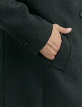 Sobretodo 3/4 de paño, color gris oscuro, con cuello solapa, cierre frontal de botones, manga larga y bolsillos laterales de ribete.