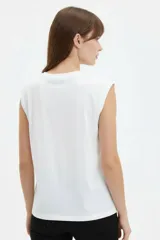 Musculosa de algodón blanca con cuello redondo y detalle de bordado en el canesú delantero.