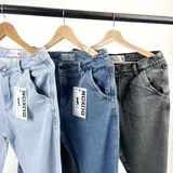 Pantalón de jean de corte amplio, color gris lavado.