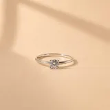 Anillo solitario de plata 925 con una circonia central de corte brillante engastada en cuatro garras.