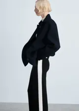 Pantalon de punto fino con diseño recto y tiro medio. Presenta una banda lateral en contraste y cintura con elástico.