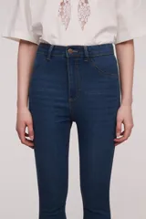 Pantalon jean de corte super skinny y tiro alto, con acabado lavado en tono gris.