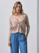 Cárdigan negro tejido en hilado fino con escote en V y un botón.