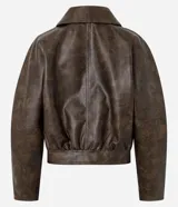 Campera bomber de Blue Steel confeccionada en poliuretano con efecto manchado. Presenta cuello inglés, cierre frontal por cremallera, bolsillos laterales y bajo ajustado.
