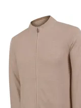 Sweater de punto color tostado con cierre frontal completo y cuello mao. Presenta detalles de líneas en el interior del cuello y puños y ruedo elásticos.