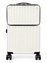 Valija rígida color blanco con diseño de líneas verticales en relieve y compartimento frontal con cierre. Cuenta con cuatro ruedas dobles multidireccionales y detalles en color negro.