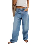 Jean azul claro de corte relajado, tiro alto y cierre frontal con múltiples botones.