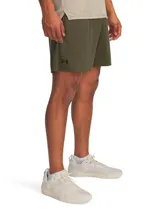 Short de entrenamiento Under Armour Tech, color verde oliva, con logo de la marca en el lateral y cintura elástica con cordón.
